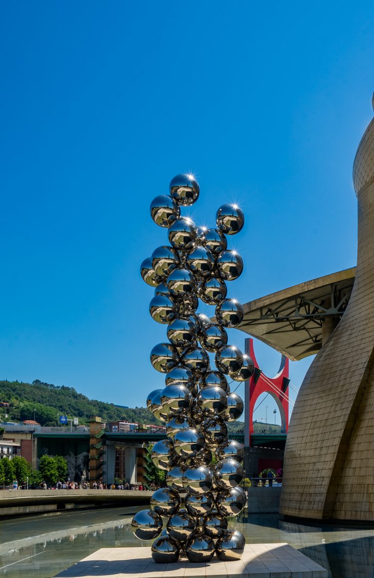 Bolas Kapoor Escultura Museo Guggenheim Bilbao