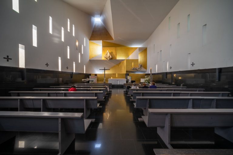 Iglesia Parroquia Santa Monica Vicens Ramos interior antes misa