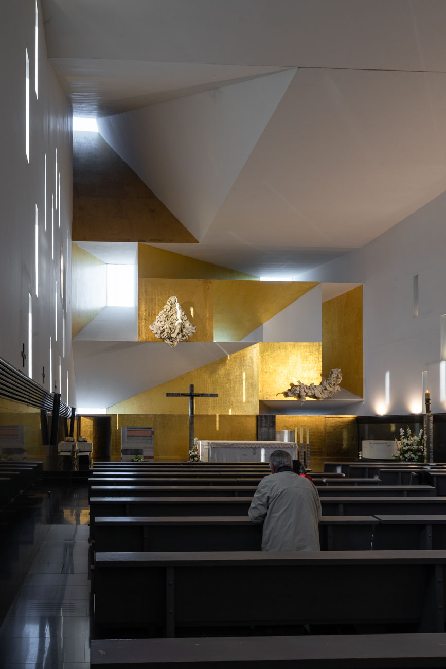 Iglesia Parroquia Santa Monica Vicens Ramos interior antes misa