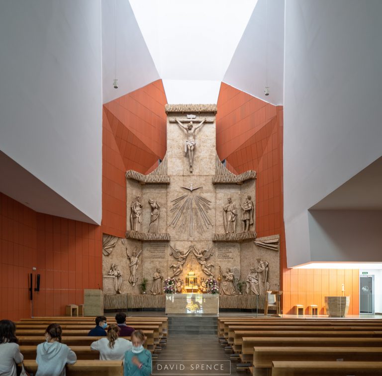 Nave principal y Altar Mayor Interior Parroquia San Manuel Gonzalez. Retablo de obra de Diana Garcia Roy