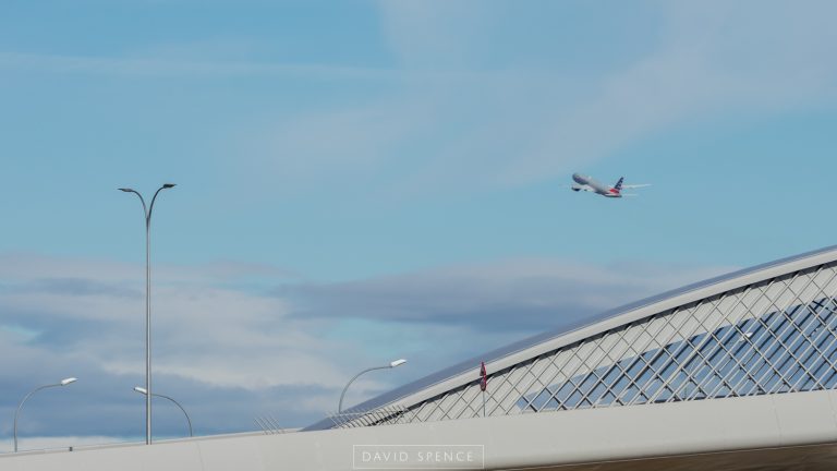 Detalle estructura y avión despegando de T4 aeropuerto Madrid