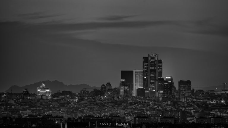 Skyline rascacielos de Madrid blanco y negro