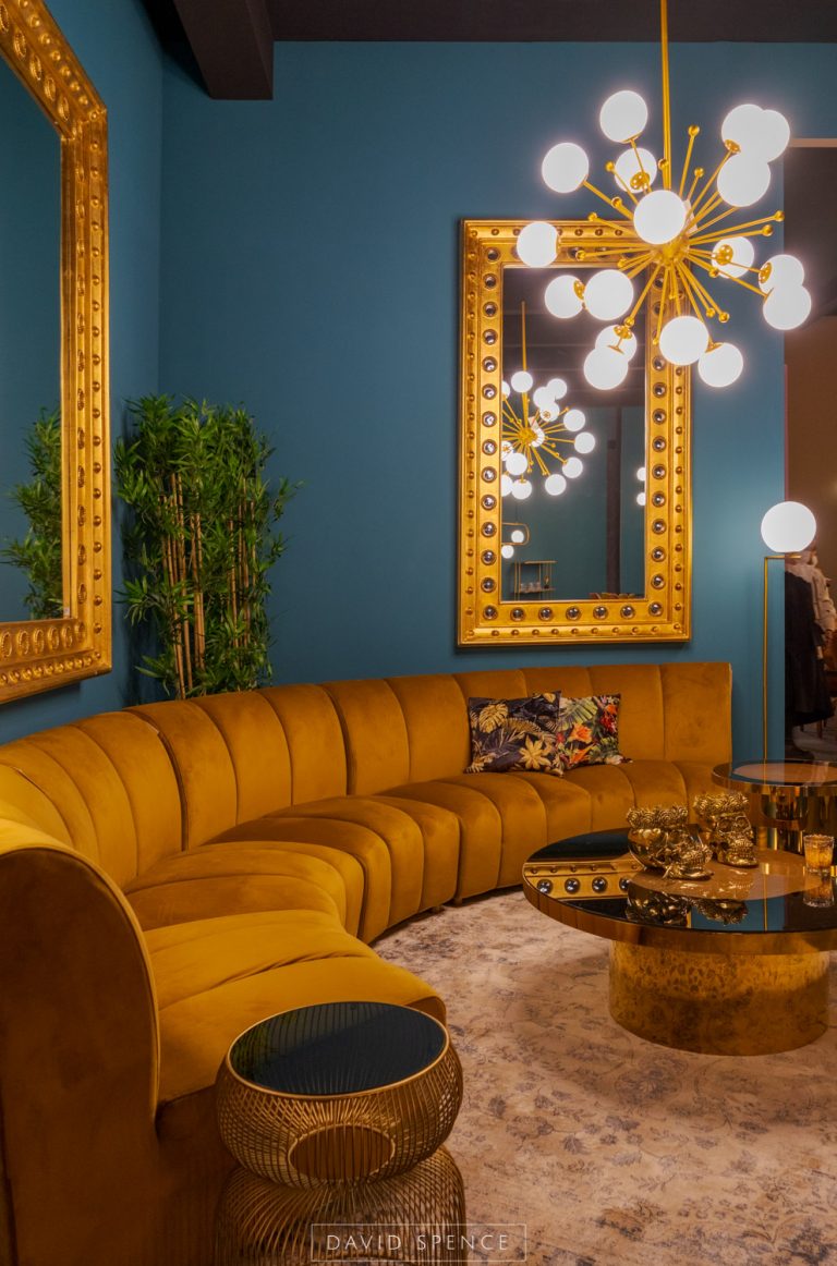 Diseño Interior Sofá Dorado pared azul
