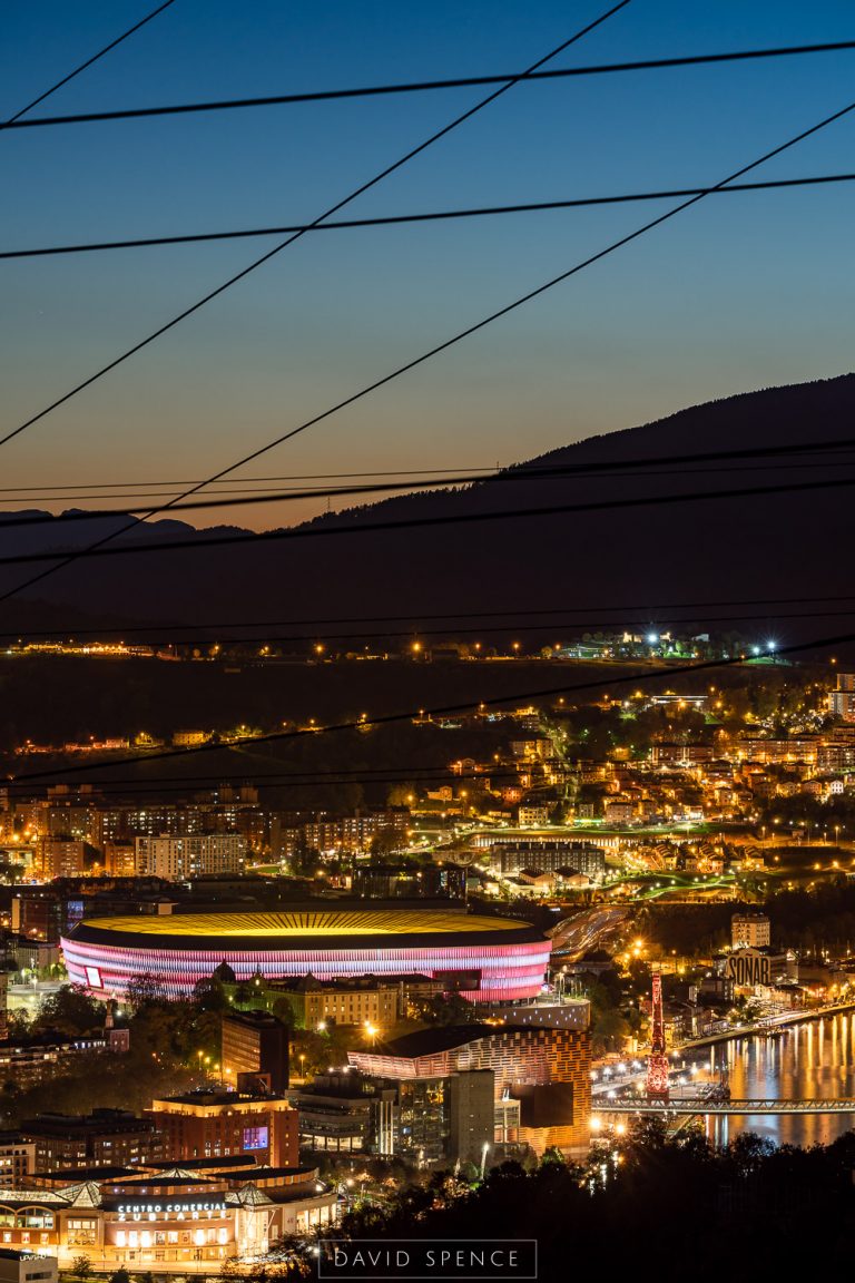 Estadio Bilbao Athletic desde lejos de noche