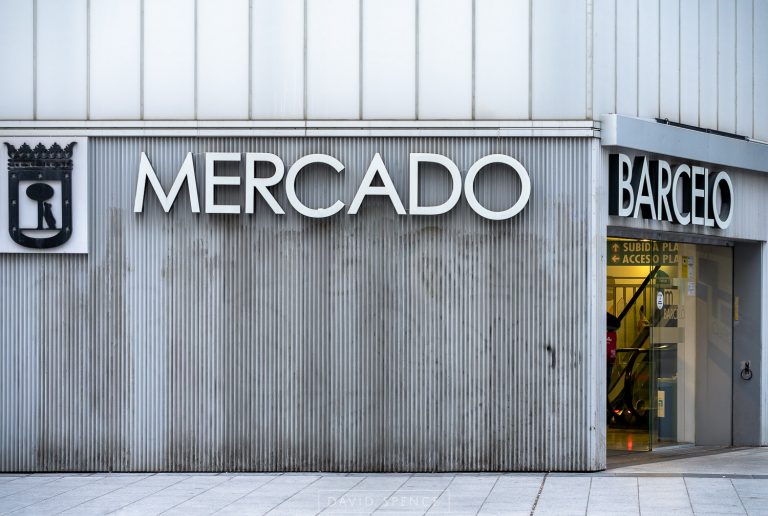 Cartel Mercado Barceló en Acceso