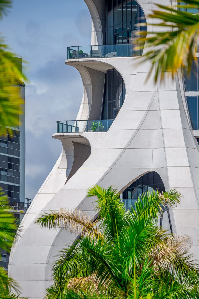 líneas curvas edificio de Zaha Hadid