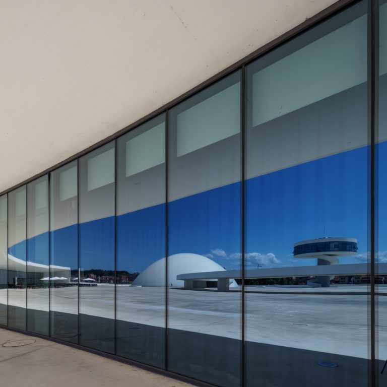 Reflejo plaza Centro Niemeyer