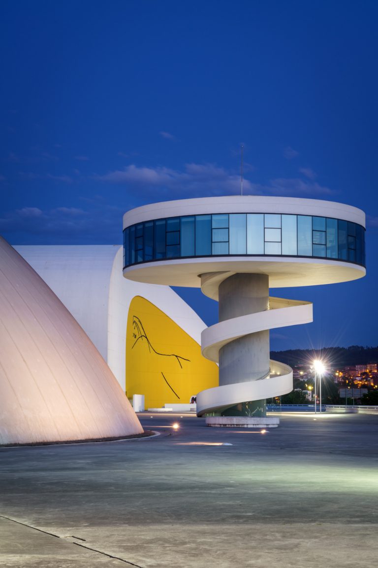 Centro Niemeyer de Noche