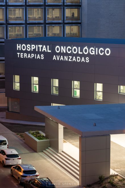 Fachada por la noche Instituto Oncológico Gregorio Marañón Aidhos